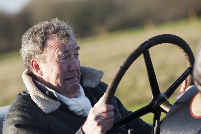 Jeremy Clarkson mit einem Brutus 46 litre BMW V12 auf der „Top Gear“-Teststrecke. – Bild: RTL /​ BBC Worldwide