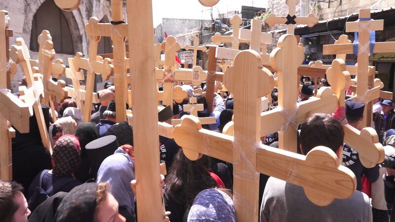 Kreuze auf der Via Dolorosa. – Bild: ZDF und BR/Alex Goldgraber. Kreuze auf der Via Dolorosa. – Bild: ZDF und BR/Alex Goldgraber.