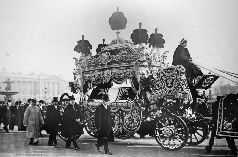 In Paris bekommt Camille Saint-Saëns ein Staatsbegräbnis. Tausende Menschen stehen am Straßenrand und begleiten den Leichenzug zum Cimetière Montparnasse. Dort wird er am 24. Dezember 1921 begraben. – Bild: BNF/​Dieter Stürmer/​sounding images /​ © BNF/​Dieter Stürmer/​sounding images