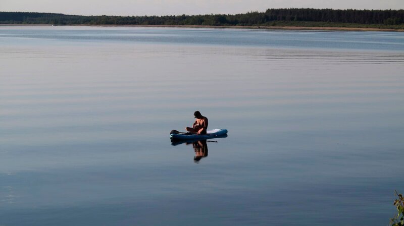 Ein Mann auf dem See spielt Gitarre. – Bild: MDR