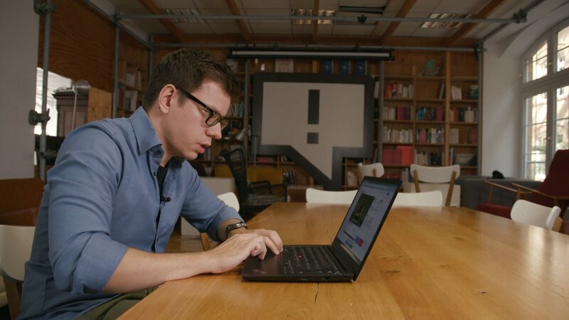 Journalist am Laptop +++ Die Verwendung des sendungsbezogenen Materials ist nur mit dem Hinweis und Verlinkung auf RTL+ gestattet. +++ – Bild: RTL /​ Max Kluger