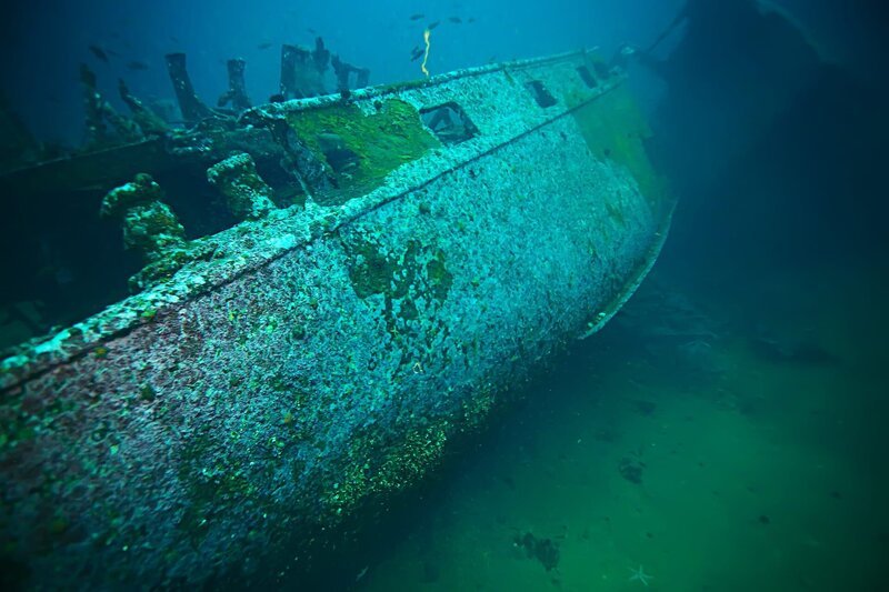Tauchen auf einem versunkenen Schiff, Unterwasserlandschaft. – Bild: Shutterstock /​ Shutterstock /​ Copyright (c) 2017 Kichigin/​Shutterstock. No use without permission.