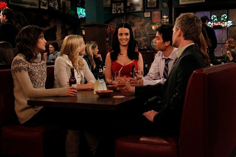 Verbringen einen netten Abend miteinander: Zoey (Jennifer Morrison, 2.v.l.), Ted (Josh Radnor, 3.v.r.), Honey (Katy Perry, 3.v.l.), Barney (Neil Patrick Harris, r.), Lily (Alyson Hannigan, 2.v.r.) und Robin (Cobie Smulders, l.) … – Bild: 2011 CBS BROADCASTING INC. All Rights Reserved.