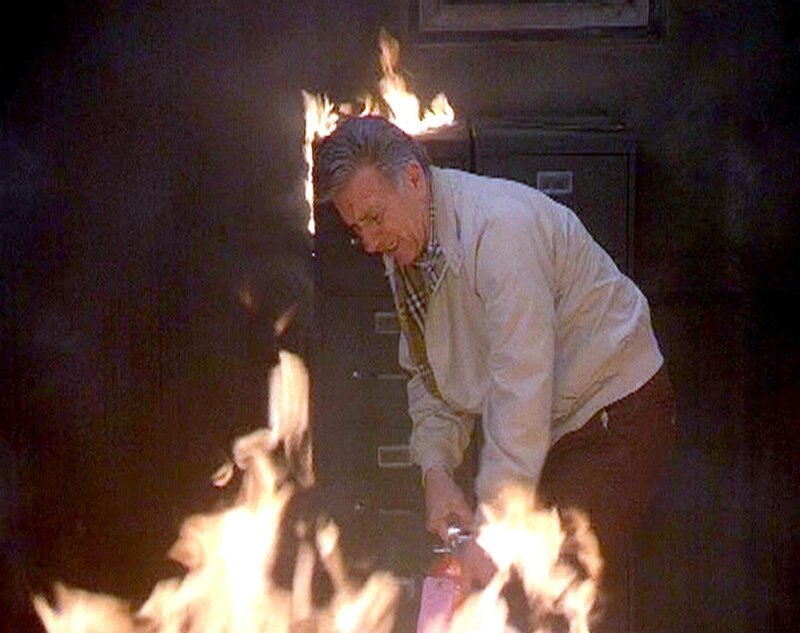 Verzwifelt versucht Quincy (Jack Klugman) die Flammen zu löschen. – Bild: RTLup