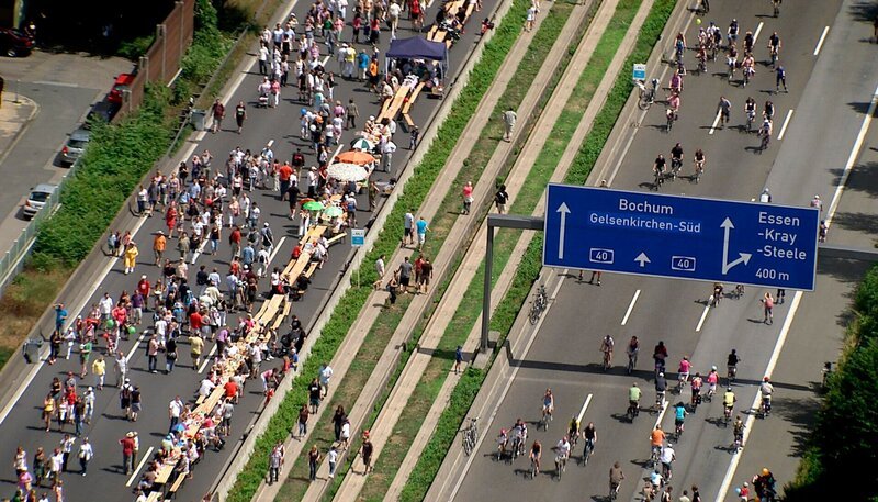Still-Leben auf der A 40: Mindestens 3 Millionen Menschen auf den Ruhrschnellweg, feierten gemeinsam zwischen Duisburg und Dortmund. – Bild: PHOENIX/​ZDF/​Irmin Kerck/​colourFIELD