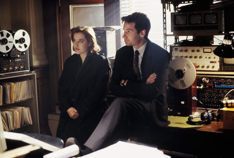 Mulder (David Duchovny, r.) und Scully (Gillian Anderson, l.) suchen am Ort einer Begegnung der dritten Art nach Spuren von Außerirdischen. – Bild: 1993–1994 Twentieth Century Fox Film Corporation. All rights reserved. Lizenzbild frei