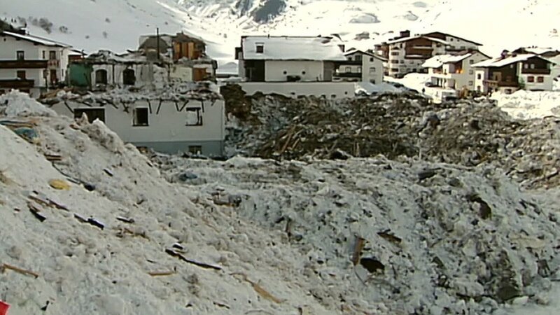 Ein ganzer Ort muss eine Katastrophe verkraften. Die Lawinenkatastrophe im Februar 1999 in Galtür hat 31 Menschenleben gekostet. – Bild: ORF