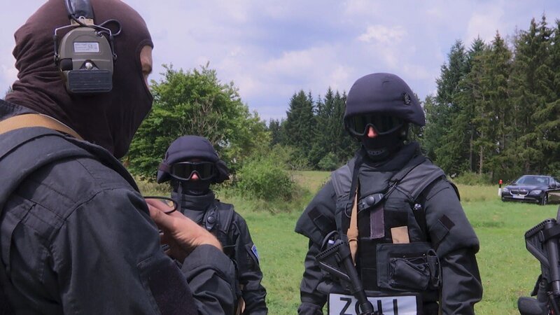 Training in voller Montur. – Bild: ntv