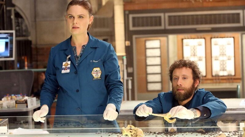 Trotz schwerer Grippe lässt sich Brennan (Emily Deschanel) nicht davon abhalten, gemeinsam mit Hodgins (T.J. Thyne) die Todesursache des ermordeten Secret Service Agenten zu ermitteln. – Bild: TVNOW /​ FOX