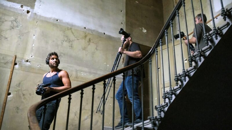 auf der Treppe – Bild: NZZ auf der Treppe – Bild: NZZ