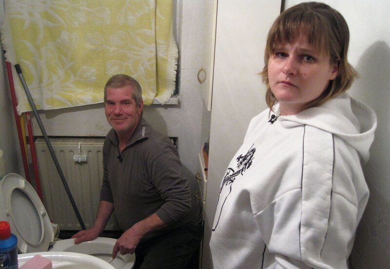 Unter Beobachtung von Tauschmama Tanja (32) putzt Ingo (56) die Toilette..Unter Beobachtung von Tauschmama Tanja (32) putzt Ingo (56) die Toilette.. – Bild: RTL Zwei