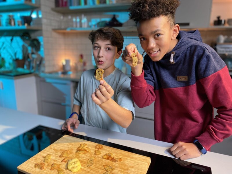 Vasko und Enes zeigen ihre selbstgemachten Kartoffelchips. – Bild: SWR/​Marike Hoppe