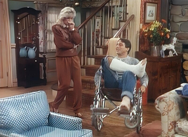 Tony (Tony Danza) demonstriert Angela (Judith Light, l.), wie gut er bereits mit dem Rollstuhl umgehen kann. – Bild: Columbia