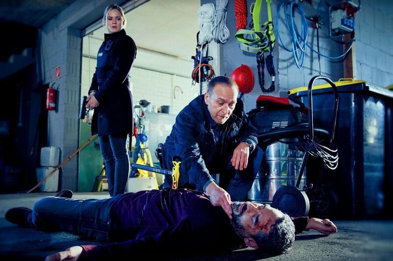 Vicky (Pia Stutzenstein) und Semir (Erdogan Atalay) finden den schwer verletzten Falk (Tobias Oertel, liegend). +++ – Bild: RTL /​ Guido Engels