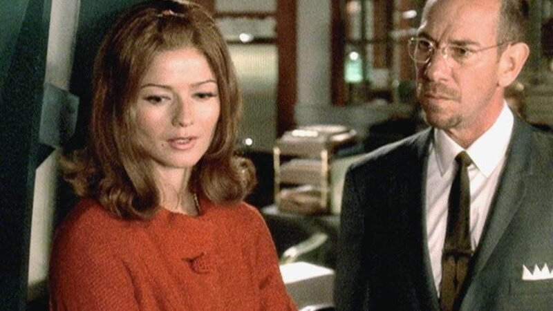 Mit verteilten Rollen spielen Jordan (Jill Hennessy) und Garret (Miguel Ferrer) einen ungelösten Fall aus dem Jahr 1964 nach. Gelingt es den beiden, die Identität eines 13-fachen Mörders zu enthüllen? – Bild: RTL /​ NBC Universal.