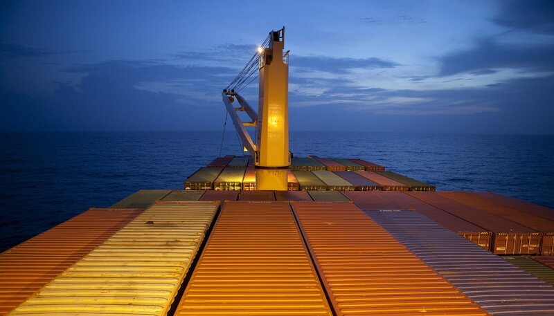 Lichtspiele auf dem Frachtschiff. – Bild: BR/​SR/​Claas Vorhoff