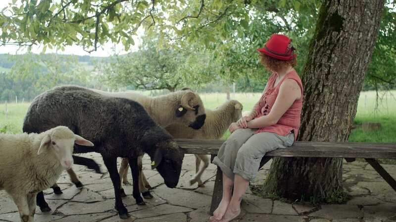 Falkensteiner Landwirtin mit ihren Schafen. – Bild: ORF/​PopUp