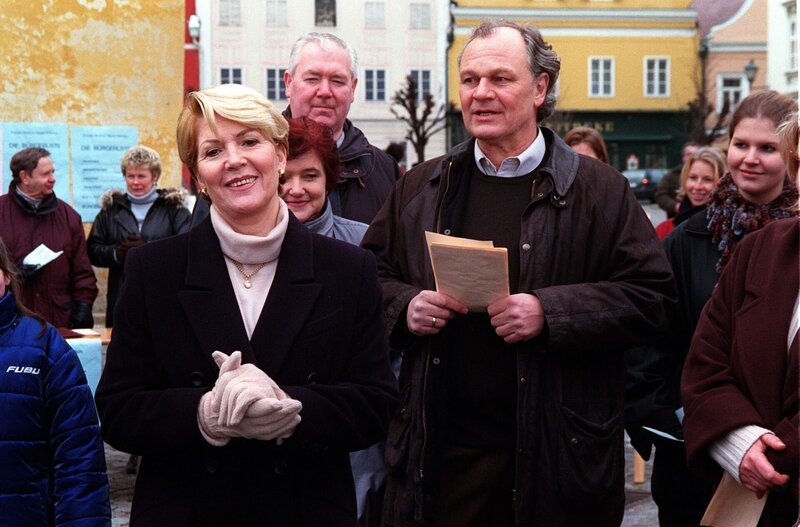 Heinz Strubreiter und Julia im Wahlkampf (v.li.: Christiane Hörbiger, Michael König). – Bild: ORF/​Dor-Film/​Petro Domenigg