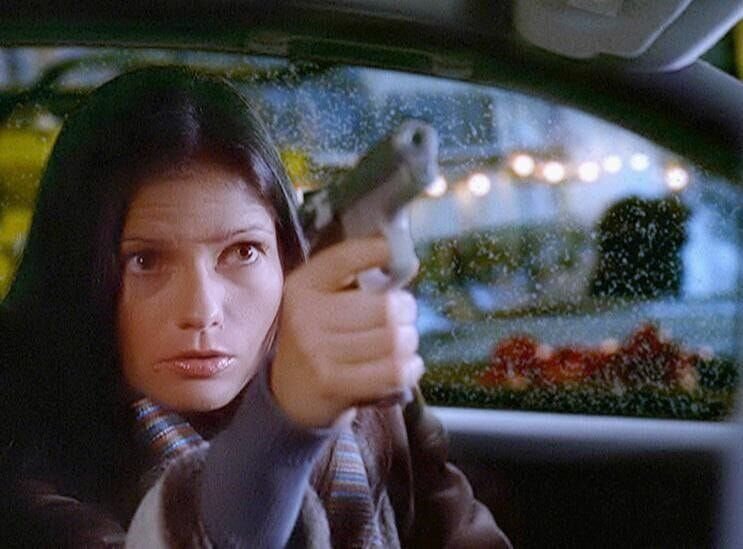 Jordan (Jill Hennessy) stellt einen Mord nach: Wie hat sich ein Täter an ein Auto herangeschlichen, um eine junge Frau zu erschießen? – Bild: RTL /​ NBC Universal.