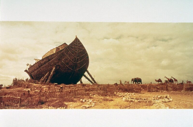 Noah (John Huston), ein Nachfahre von Evas drittem Sohn Set, hat wie von Gott beauftragt, die Arche Noah gebaut, damit er zusammen mit seiner Familie und einem Paar jedes Tieres die Sintflut überleben kann. – Bild: 1966 Twentieth Century Fox /​ © 1966 Twentieth Century Fox