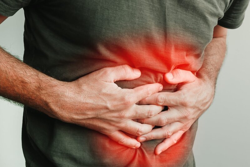 Schmerzhafter Magen, Entzündungsprozess, erwachsener Mann mit Schmerzen – Bild: Shutterstock /​ Bits And Splits