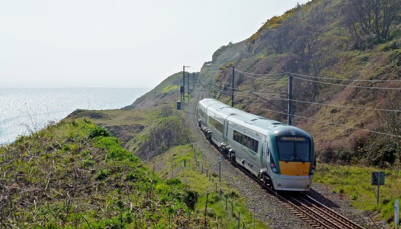 Entlang der Ostküste Irlands – Die Strecke Dublin – Wexford gilt als schönste Eisenbahnstrecke Irlands. – Bild: BR/​SWR/​Alexander Schweitzer