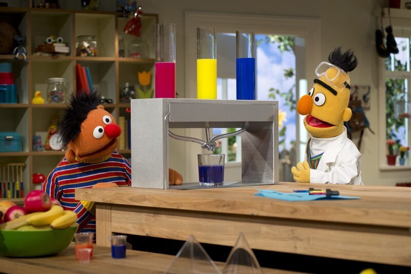 Ernie und Bert mischen Farben. – Bild: NDR/​Studio Hamburg Produktion/​Sesame workshop
