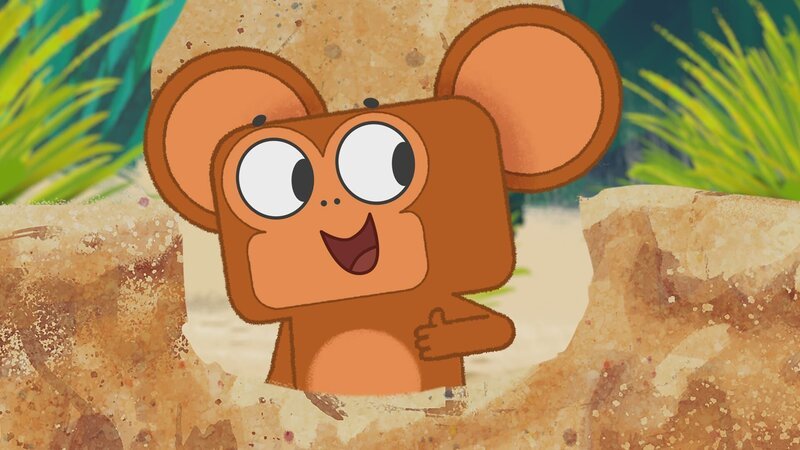 Der kleine Affe freut sich über seine neue Sandburg. – Bild: KiKA/​Dog Loves Productions Limited 2020