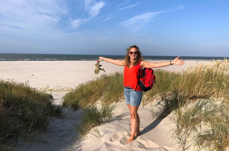 Keine Strandkörbe, aber viel Ruhe und einen fast 900 Meter breiten weißen Sandstrand, findet Moderatorin Tamina Kallert im Osten von Wangerooge. – Bild: BR/​NDR/​WDR/​Beate Höfener/​Beate Höfener