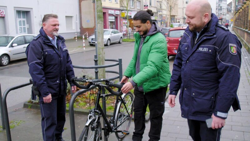 Paula hat ein Fahrrad für Mesut gekauft und schenkt es ihm am Vorabend seines Geburtstags. Er freut sich riesig. Doch während der Probefahrt verschwindet er und taucht auch zum Reinfeiern nicht wieder auf. Es gibt Ärger mit der Polizei? – Bild: RTL Zwei