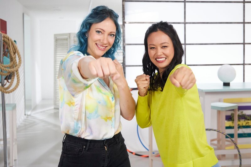 Mit Kampfgeist in der Wissenschaft: Johanna und Linh wollen herausfinden, warum die Physik auch bei Kampfsporttechniken eine wichtige Rolle spielt. – Bild: ZDF/​Bojan Ritan
