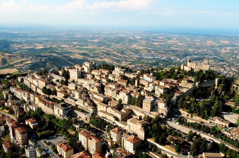 San Marino ist die älteste Republik der Welt, aber das kleine Land ruht sich nicht auf seiner Geschichte aus. – Bild: Torbjörn Karvang/​doc.station /​ San Marino ist die älteste Republik der Welt, aber das kleine Land ruht sich nicht auf seiner Geschichte aus.
