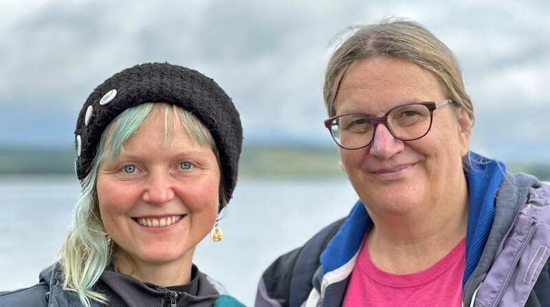 Agata Trofimiak aus Leipzig (links) und Regina Ettwein aus Bayern wollen drei Tage Pilgern. – Bild: Radio Bremen/​Susanne Brahms