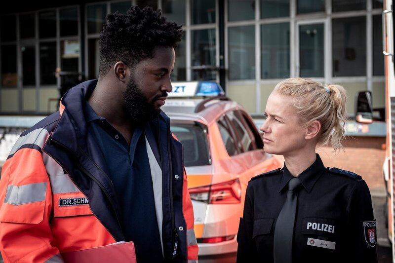 Franzi (Rhea Harder-Vennewald) erkundigt sich bei Dr. Schmidt (Joel Williams) nach dem Zustand von Kasia Pawlak. – Bild: ZDF und ZDF/​Boris Laewen./​ZDF/​Boris Laewen