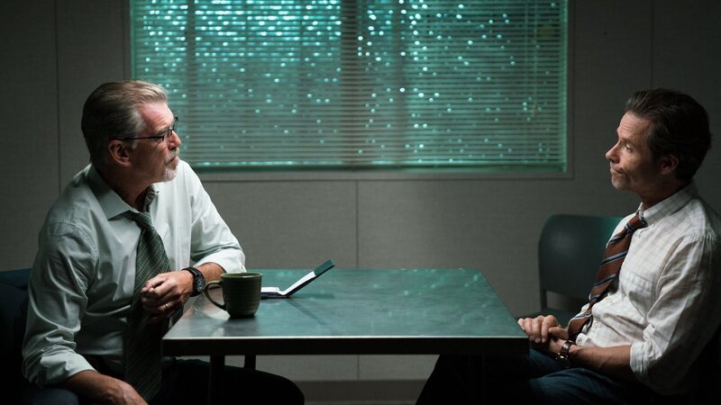 L-R: Malloy (Pierce Brosnan) und Evan Birch (Guy Pearce) – Bild: ZDF und Michael Moriatis./​Michael Moriatis