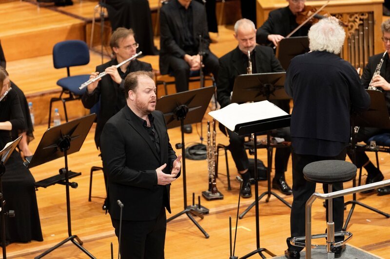Sir Simon Rattle dirigiert die Matthäuspassion: Chor und Symphonieorchester des Bayerischen Rundfunks erweisen sich abermals als höchst flexible Klangkörper mit herausragenden Solisten. Bild: Tenor Andrew Staples. – Bild: ZDF und BR