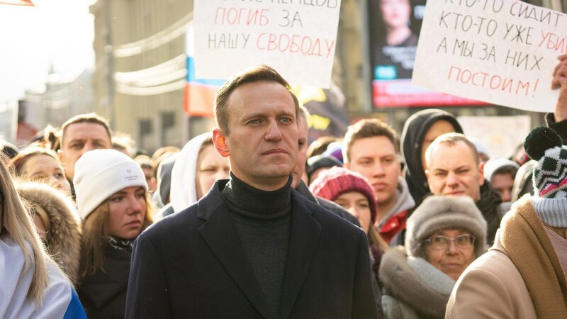Alexej Nawalny bei einer Demonstration – Bild: ZDF und imago images./​imago images