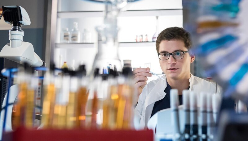 Elias (Stefan Ruppe) überprüft im Labor eine Gewebeprobe. – Bild: NDR/​ARD/​Jens Ulrich Koch
