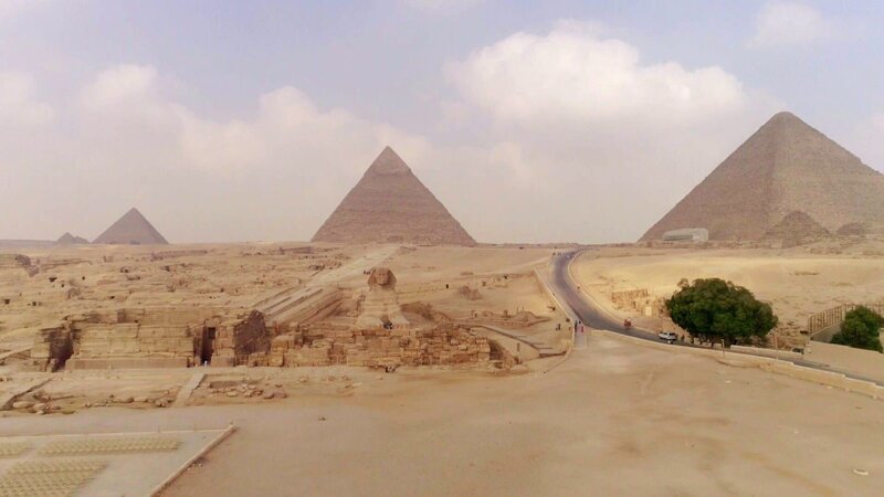 Die Pyramiden von Gizeh sind das älteste Weltwunder der Antike und gleichzeitig auch das einzige, das die Jahrtausende überdauert hat. – Bild: ZDF und Vincent Perret./​Vincent Perret