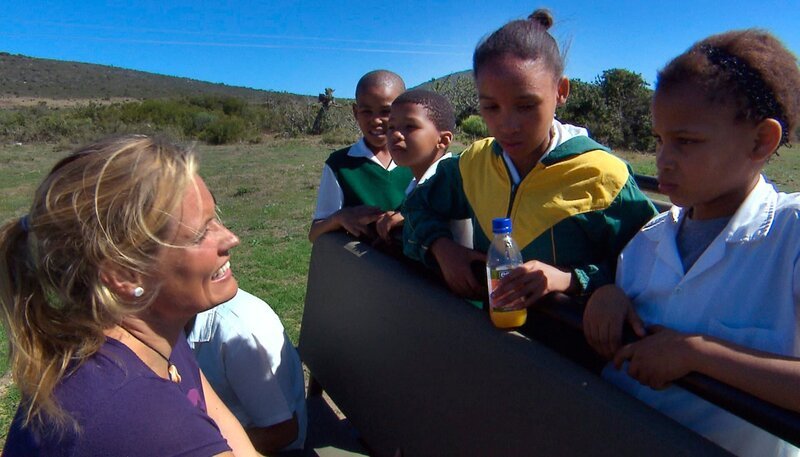 Tierärztin Christiane Hagen zeigt einer Schulklasse die Tiere im Reservat. – Bild: NDR