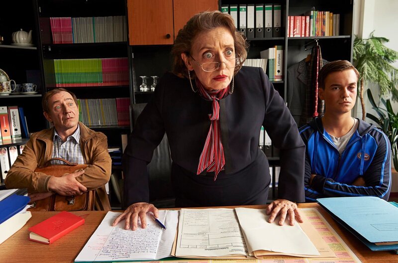 Lehrer Flickendorf (Thorsten Merten), Direktorin Dr. Girzig (Katharina Thalbach), und Sportlehrer Greife (Louis Held) – Bild: MDR/Edith Held Lehrer Flickendorf (Thorsten Merten), Direktorin Dr. Girzig (Katharina Thalbach), und Sportlehrer Greife (Louis Held) – Bild: MDR/Edith Held