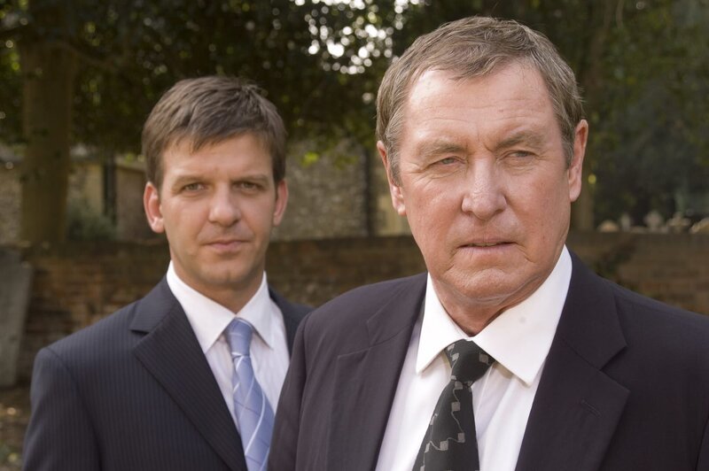 DCI Tom Barnaby (John Nettles, r.) und sein Assistent Ben Jones (Jason Hughes, l.). – Bild: ZDF und All3Media./​All3Media