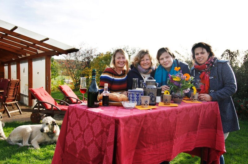 SWR Fernsehen LECKER AUFS LAND – EIN KULINARISCHER AUSFLUG, „zu Annette in den Westerwald“, am Samstag (12.02.22) um 16:15 Uhr. Freuen sich auf einen schönen gemeinsamen Tag beim Begrüßungsgetränk, v.li. Annette Aller, Jutta Kurz, Magdalena Zelder und Maren Bornheimer-Schwalbach. © SWR/​megaherz/​Anne Deiß, honorarfrei – Verwendung gemäß der AGB im engen inhaltlichen, redaktionellen Zusammenhang mit genannter SWR-Sendung bei Nennung „Bild: SWR/​megaherz/​Anne Deiß“ (S2+). SWR Presse/​Bildkommunikation, Baden-Baden, Tel: 07221/​929–26868, foto@swr.de – Bild: SWR/​megaherz/​Anne Deiß /​ SWR Presse/​Bildkommunikation