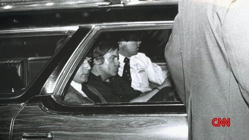 John Hinckley Jr. (M.) wurde von Secret Service und Reportern vor dem Hilton hotel in Washington überwältigt und sofort abtransportiert. – Bild: MG RTL D
