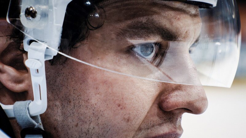 NZZ Format Kopfverletzungen im Eishockey – Wie gefährlich ist der Sport? Marco Lehmann konzentriert beim Eistraining Copyright: SRF/​NZZ Format – Bild: SRF/​NZZ Format
