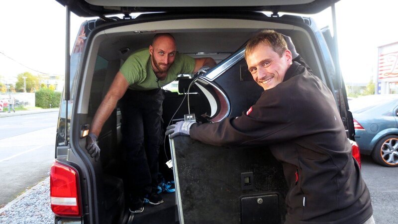 Freund André hilft Niko (re.) beim Verkauf der Jukebox.Freund AndrĂ© hilft Niko (re.) beim Verkauf der Jukebox. – Bild: RTL Zwei
