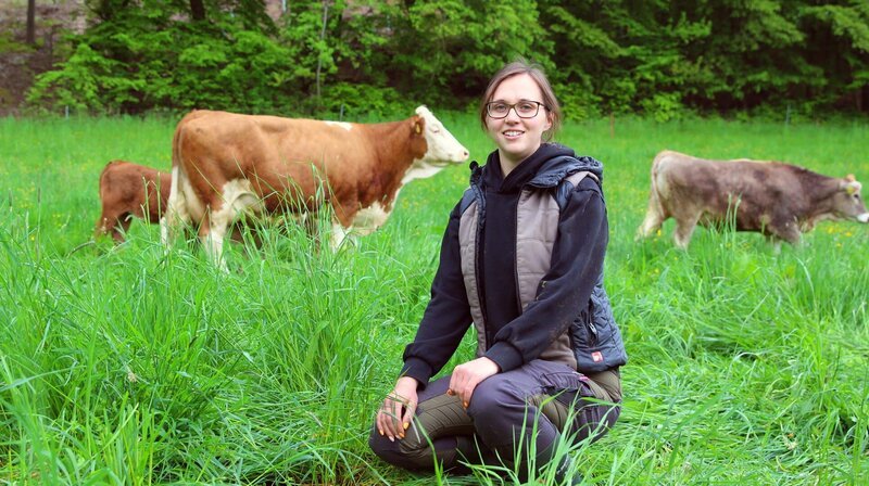 Lisa Mertens hat ihre Mutterkühe erfolgreich auf die Weide gebracht. – Bild: NDR/​MDR/​MiaMedia/​Carl Schwarz