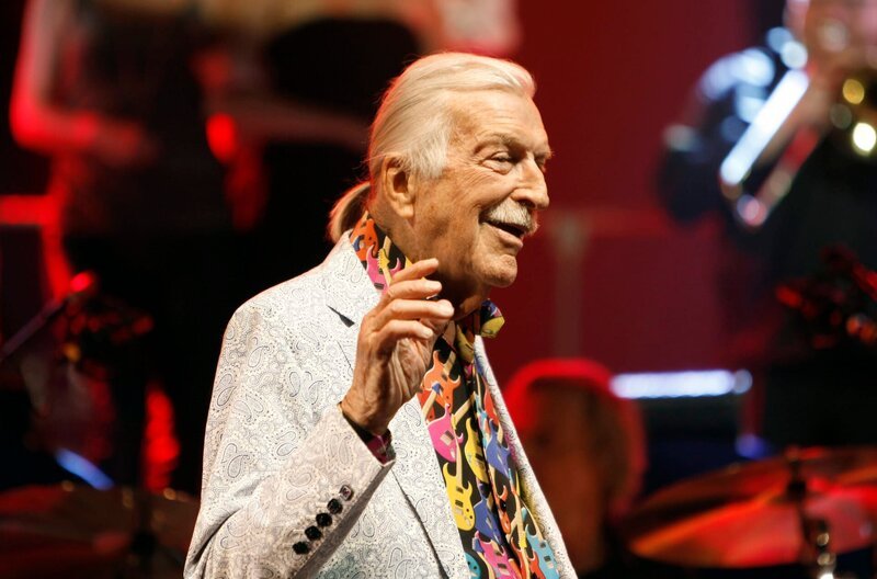Bis ins hohe Alter reiste James Last mit seinem Orchester um die Welt. – Bild: NDR/Robert Freiberger Bis ins hohe Alter reiste James Last mit seinem Orchester um die Welt. – Bild: NDR/Robert Freiberger