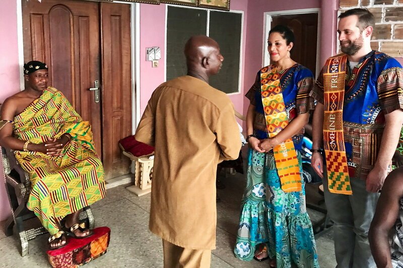 Meine fremde Heimat – Ghana Staffel 3 Aurdrey imd Rouven an der Königszeremonie SRF – Bild: SRF2