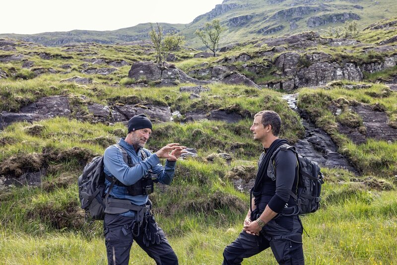 L-R: Troy Kotsur signs to Bear Grylls, as they meet to begin their journey. – Bild: Ben Simms /​ National Geographic for Disney/​B /​ Disney